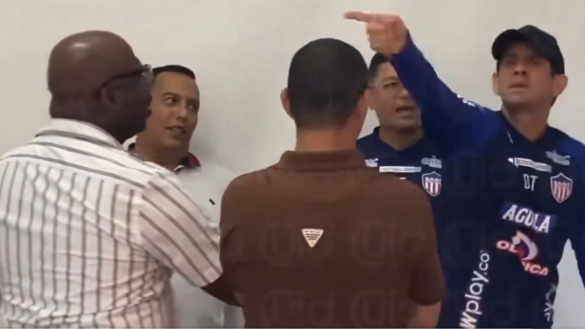 Arturo Reyes ‘se salió de casillas’ en plena rueda de prensa y terminó agarrado con varios periodistas