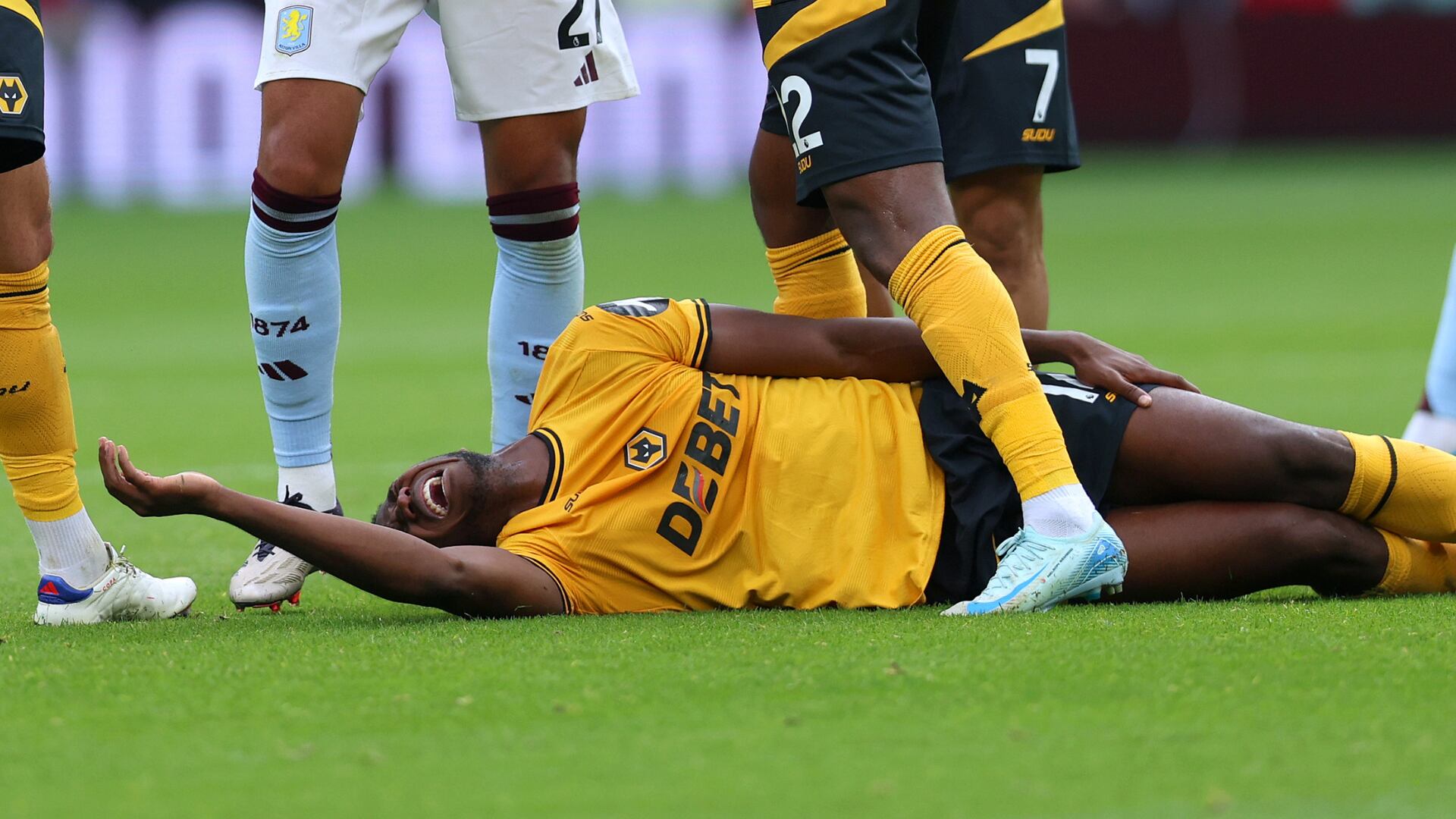 Yerson Mosquera rompió el silencio sobre su grave lesión y el técnico del Wolverhampton también