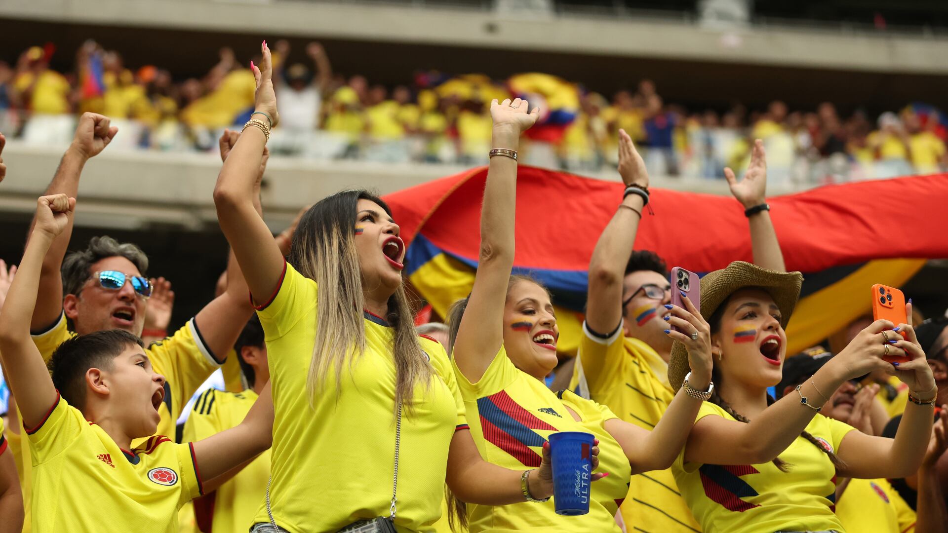 Argentino intentó insultar a los hinchas de Colombia e hizo el ridículo: “¿No era un halago?”