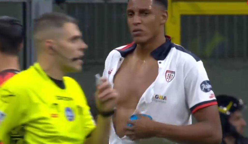 Salió mal: Yerry Mina le quiso aplicar el pellizco a Giroud que lo dejó mal vestido