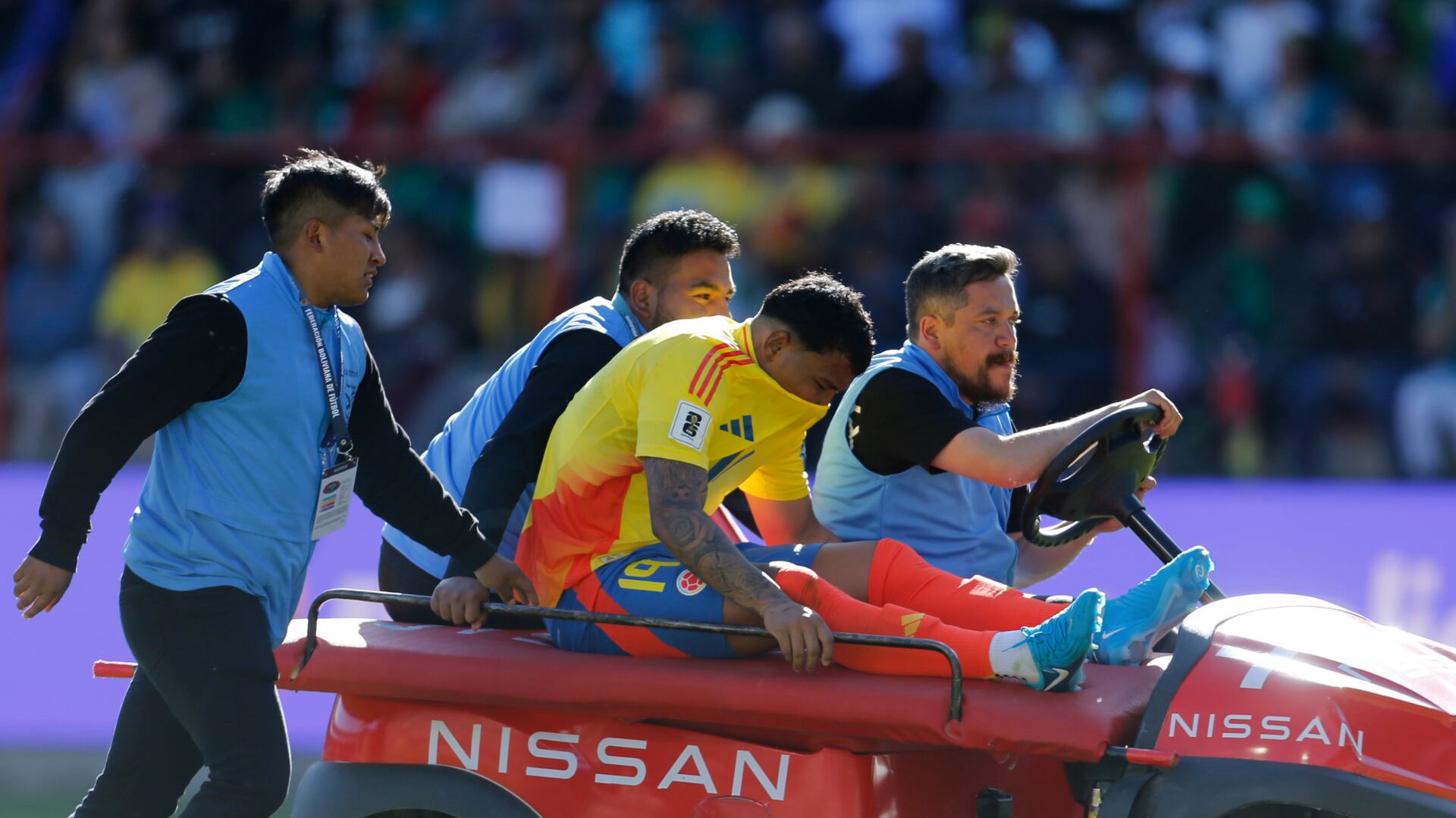 Roger Martínez hizo que echaran a un boliviano en el partido de Colombia, pero se lesionó y salió en camilla