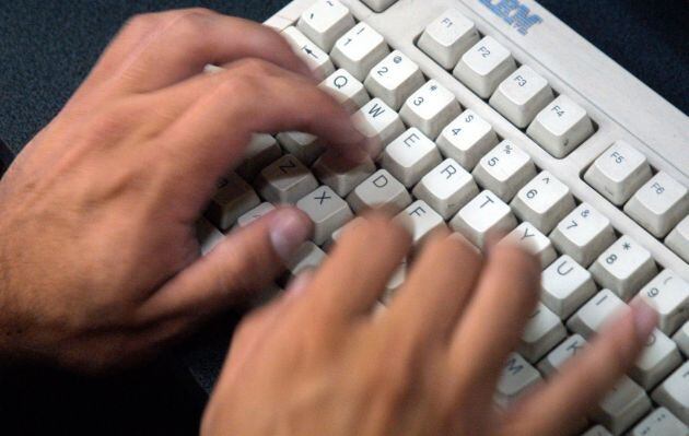 Ojo con lo que comenta: condenan a prisión a aficionado por insultos racistas a dos futbolistas